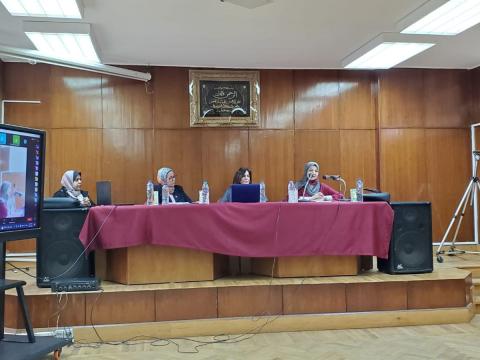 المرأة في موقع القيادة.. الفرص والتحديات 