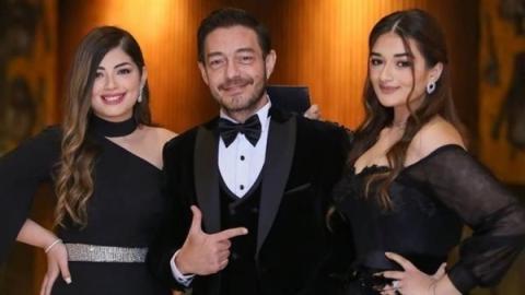 أحمد زاهر يلتقى مع أبنتيه ليلى وملك على المسرح