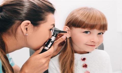 طريات الأذن أسبابها وأعراضها وعلاجها 
